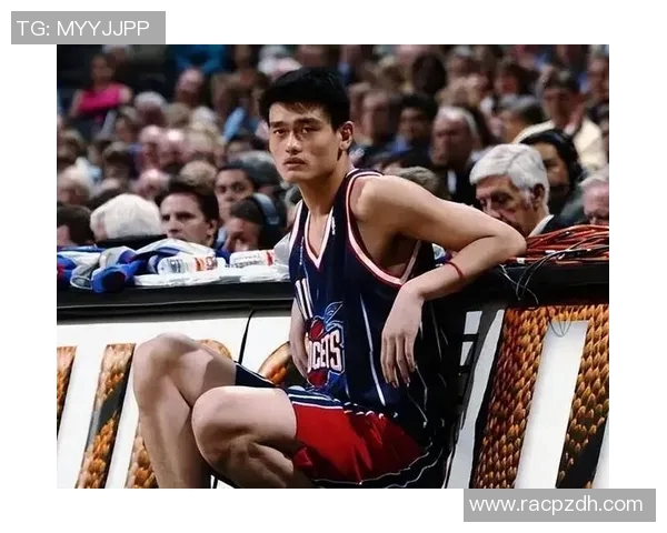 姚明街头行走引发热议球迷纷纷围观感受巨星魅力与亲民风范